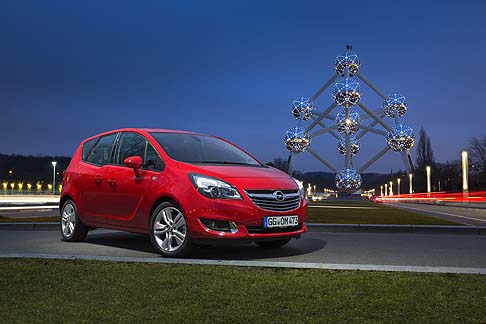 Opel - Tra le novità più interessanti, debutta nella ricca gamma di motori Euro 6, l’unità 1.6 CDTI di nuova generazione, il più silenzioso ed efficiente della categoria, come dimostrano i consumi pari a 3,8 litri per 100 km.  width=