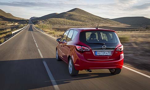 Opel -  La nuova calandra e gli inserti cromati caratterizzano l’anteriore della vettura. I gruppi ottici anteriori dal nuovo disegno con grafica a occhi d’aquila definiscono la griglia. width=