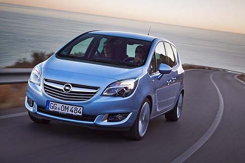 Opel - Troviamo, tra i dispositivi dedicati alla sicurezza attiva, gli AFL alogeni avanzati (Advanced Active Forward Lighting), fari mobili che si attivano quando il veicolo è in movimento e si adattano automaticamente alla velocità della vettura. width=