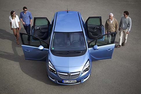 Opel - Per aumentare la sensazione di spazio viene offerto anche un ampio tetto panoramico. Nelle giornate e soleggiate una copertura elettrica protegge i passeggeri. width=