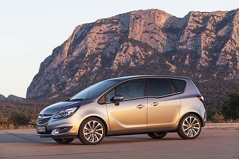 Opel - Il restyling di Opel Meriva si presenta più sofisticato, più efficiente e più funzionale.  width=
