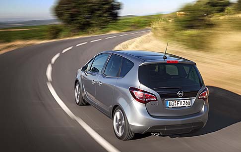 Opel - Tra le novità estetiche si riconoscono la nuova calandra, adottata anche dalla nuova Opel Insignia, con una griglia anteriore elegante, numerose cromature e gruppi ottici dal nuovo disegno.  width=