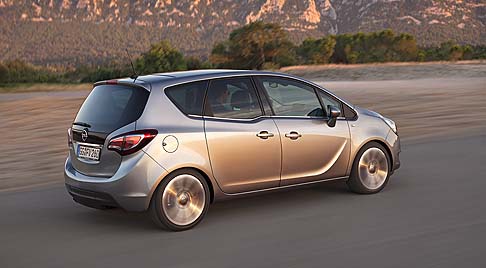 Opel - L’equipaggiamento di serie include anche dotazioni dal sapore tecnologico, come il nuovo sistema di infotainment IntelliLink, facile da utilizzare.  width=