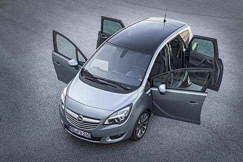Opel - La nuova generazione aggiunge la consolle centrale FlexRail multifunzionale, riprogettata con migliori funzionalità. width=