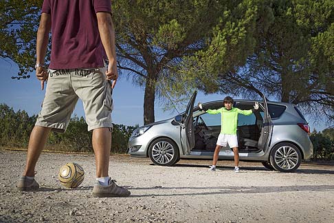 Opel - Il sistema FlexFix migliora la mobilità a bordo con il portabiciclette integrato nella parte posteriore di Meriva.  width=