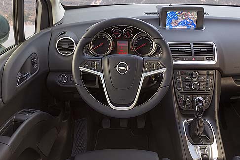 Opel - Per conoscere qualche dettaglio in più riguardante il listino dobbiamo ancora attendere il prossimo mese di dicembre, mentre le consegne sono programmate a partire dalla terza settimana di gennaio 2014. width=