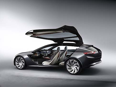 Opel - La linea del tetto appare sofisticata. Nonostante l’aspetto sportivo e la silhouette piatta, il vano bagagli è spazioso (500 litri di volume). width=