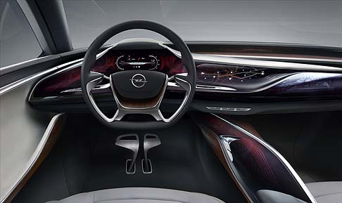 Opel - Con tre mondi di connettività (ME, US e ALL) chi guida può concentrarsi sulla propria esperienza di guida, entrare in contatto con gli amici e la famiglia o collegarsi alla community di internet. width=