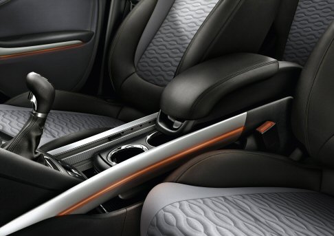 Opel - A bordo la console centrale flessibile FlexConsole prevede due guide in alluminio disposte tra i sedili anteriori, sulle quali scorrono dei moduli. width=