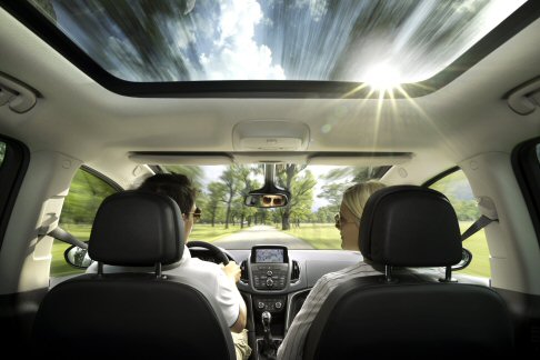 Opel - Il parabrezza panoramico aumenta la luminosità dell’ambiente offrendo una sensazione di maggiore ariosità  width=