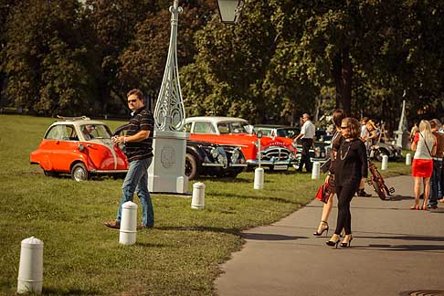 Concorso di eleganza - Panoramica di auto storiche tra cui BMW Isetta width=