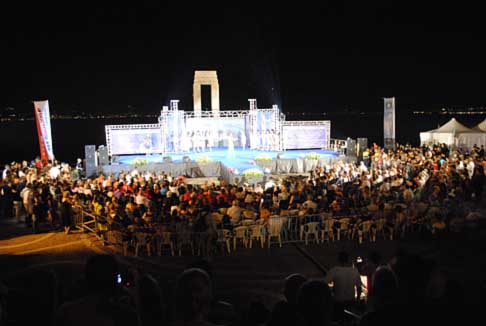 Miss Reggio Calabria - Panoramica pubblico, palco e stretto di Messina a Reggio Calabria width=