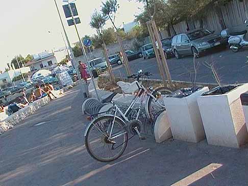 Ciclovia Adriatica - Parcheggio bici a Cozze e pista ciclabile width=