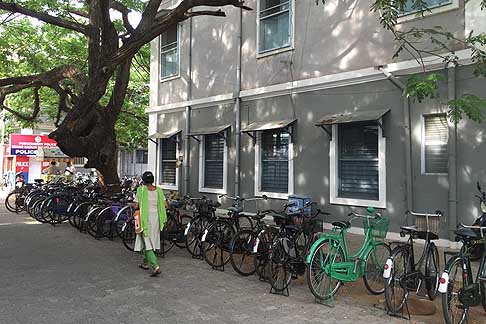 Traffico e atmosfere indiane - Ampio parcheggio di biciclette a Pondicherry in India width=