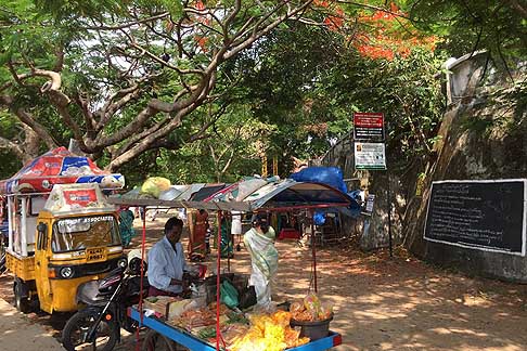 Traffico e atmosfere indiane - Particolare tre ruote Friands Associates a Cochin in India width=