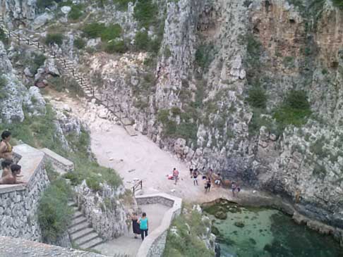 Santa Maria di Leuca - Doppio percorso con le scale per raggiungere il mare al Ponte Ciolo a pochi km da Santa Maria di Leuca (Le). Raggiungibile dal litorale con una comoda scalinata ho dall'entroterra con un itinerario da trekking width=