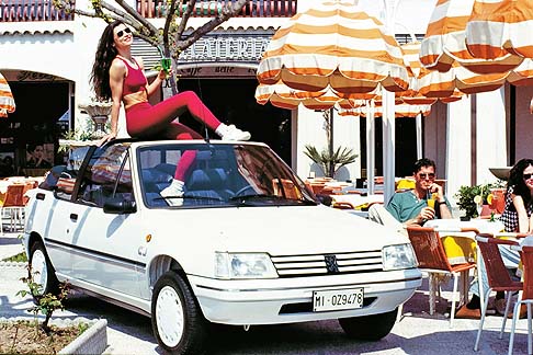 Peugeot - Versatile e compatta, la transalpina Peugeot 205 festeggia trent’anni di onorata carriera ripercorrendo le tappe della sua gloriosa permanenza sul mercato. width=