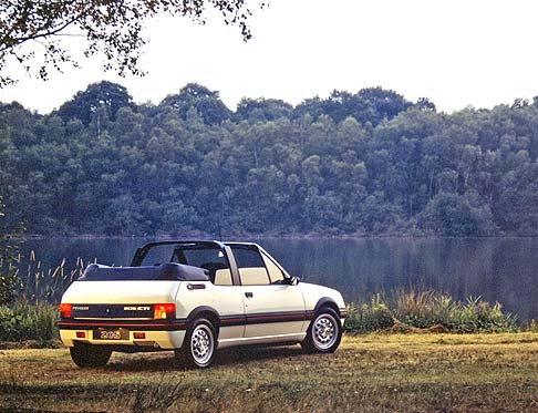 Peugeot - Particolarmente ispirato fu il creatore della Peugeot 205, Gerard Welter, a quel tempo il Direttore del Centro Stile di Peugeot, che con pochi tratti sviluppò la vettura. width=