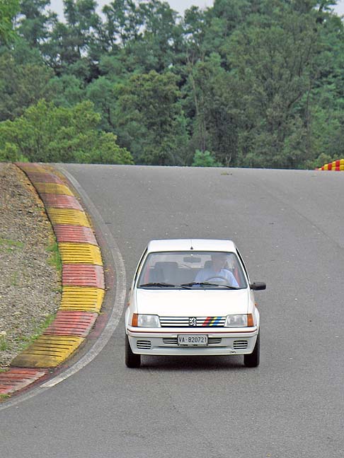 Peugeot - La scocca,il cui peso è pari a 194 kg, è composta da 477 lamierati uniti da 2572 punti di saldatura automatici effettuati da 41 robot a sei assi. width=