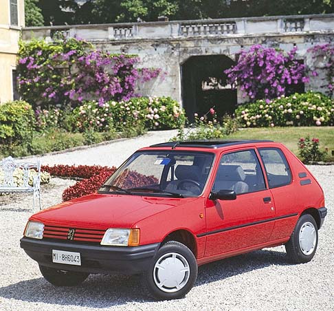 Peugeot - La Peugeot 205 è un prodotto che ha attratto il 50 % della clientela proveniente da altri marchi; inoltre, è «facile da produrre» e offre «un altissimo livello di qualità ». width=