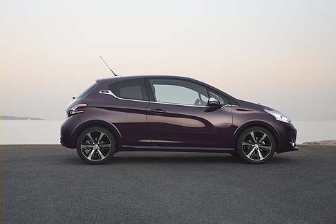 Peugeot - Disponibile nella versione tre porte, la Peugeot 208 XY si distingue alla versione Allure dalla quale deriva per diversi dettagli, riconoscibili, ad esempio, nelle carreggiate allargate. width=