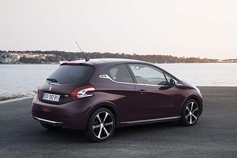 Peugeot - Il Purple è il colore distintivo di questa compatta transalpina, che ritroviamo anche sui cerchi e sulla nuova calandra.  width=