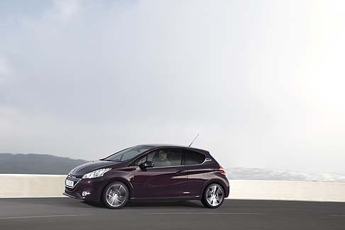 Peugeot - In linea con lo stile della carrozzeria, anche l’ambiente interno risulta elegante. width=