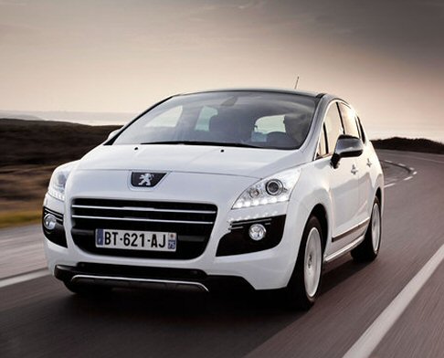 Peugeot - Peugeot 3008 Hybrid4 differisce dal modello di serie per alcuni dettagli, come le luci a LED anteriori, la calandra con i listelli cromati orizzontali e le modanature laterali di colore nero width=