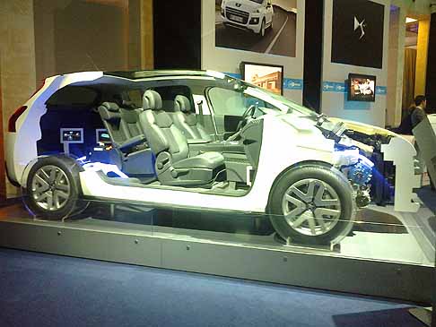 Peugeot - Struttura auto idrida Peugeot 3008 hybrid4 all´evento H2Roma width=