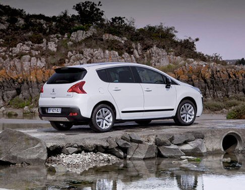 Peugeot - Peugeot 3008 Hybrid4 adotta una tecnologia ibrida, abbinata a quattro ruote motrici ed al sistema e-Hdi width=
