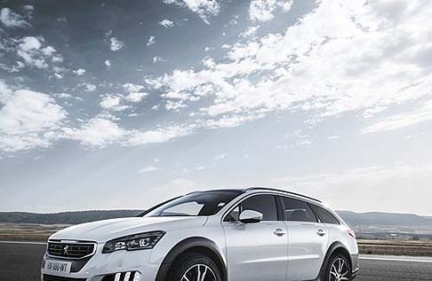 Peugeot - I proiettori anteriori Full Led si compongono di 3 moduli da 4 LED ciascuno. Per i livelli di allestimento Active, Business e Allure, la nuova PEUGEOT 508 inaugura dei proiettori alogeni dotati di eccellenti prestazioni fotometriche. width=