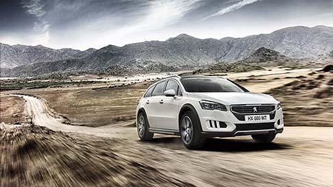 Peugeot - Tra gli equipaggiamenti dedicati al comfort e alla sicurezza troviamo il Keyless System, il freno di stazionamento elettrico, il retrovisore elettrocromatico, lo Smartbeam. width=