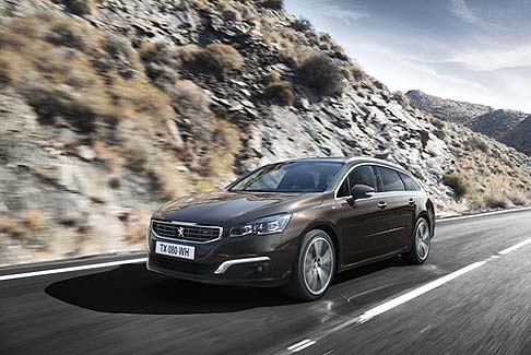 Peugeot - La tecnologia BlueHDi Euro 6 è rappresentata già al lancio da due versioni prestazionali: il 2.0 BlueHDi 150 CV cambio manuale e la nuova versione 2.0 BlueHDi 180 CV EAT6. width=