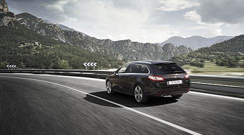 Peugeot - La tecnologia HYbrid4 è stata riproposta sulla nuova PEUGEOT 508 nella variante RXH. Il motore termico Diesel 2.0 HDi da 163 CV e il motore elettrico da 37 CV associato alle ruote posteriori funzionano in modo alternato o insieme. width=