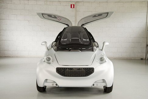 Peugeot - PSA Peugeot Citroen VELV offre una singolare apertura delle prtiere ad ali di farfalla width=