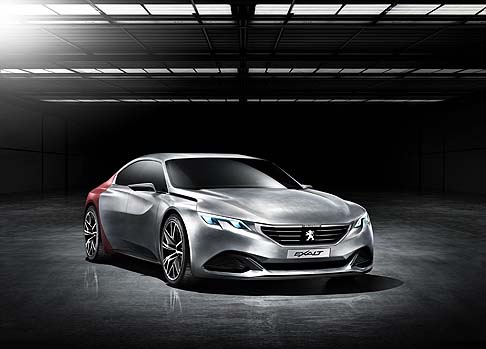 Peugeot - Attraverso la concept Exalt, il marchio Peugeot presenta la sua visione della vettura berlina del futuro seguendo l'approccio avviato nel 2012 con il modello Onyx. width=