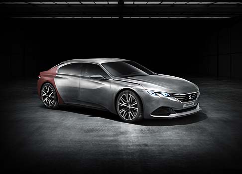 Peugeot - Con le sue linee eleganti e sportive, Exalt esprime il suo stile su una lunghezza di 4.70m . L'abbinamento di superfici piane e linee spigolose concilia aggressività e morbidezza. Exalt sceglie di essere radicale rinunciando a tutti i materiali superflui. width=