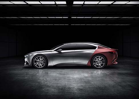 Peugeot - Il design si caratterizza per le linee tese e dinamiche, una linea di cintura alta, un parabrezza inclinato, il tetto basso (appena 1.31m ), un profilo snello e ruote da 20 pollici. width=