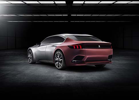 Peugeot - Per migliorare il coefficiente di resistenza, la parte posteriore è rivestita in un tessuto particolare chiamato Shark Skin, realizzato traendo ispirazione dalla pelle degli squali e con notevoli doti di isolamento e idrorepellenza. width=