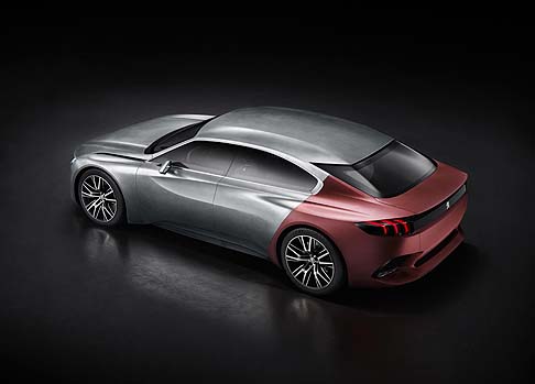 Peugeot - Peugeot Exalt offre anche un'eccezionale versatilità. Il bagagliaio funziona con un innovativo meccanismo a pantografo. Questa disposizione consente la massima apertura. width=