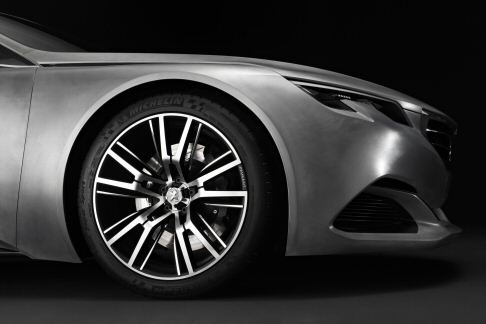 Peugeot - A bordo il cockpit offre un'esperienza di guida intensa dedicata al divertimento. Sulla consolle centrale due schermi touch pieghevoli emergono dal cruscotto. width=