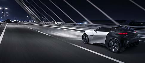 Peugeot - Peugeot Fractal dispone di un’identità sonora esterna ed interna sviluppata in collaborazione con un designer del suono, Amon Tobin. width=