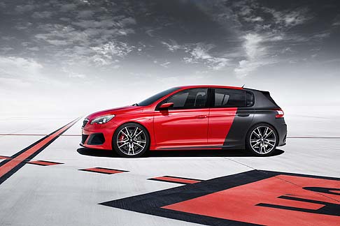 Peugeot - Nello stand del Leone trova spazio anche una versione sportiva, la Peugeot 308 R Concept, che con la sua posizione ribassata, le carreggiate allargate e le fiancate marcate, ruote da 19 pollici a tulipano, mette in mostra tutto il suo carattere dinamico. width=