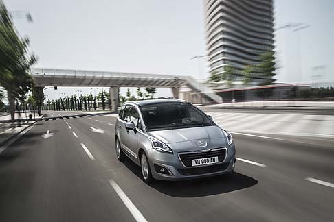 Peugeot - Non mancano le ibride innovative, degnamente rappresentate dalla 208 HYbrid FE, accompagnata dalla Concept 2008 HYbrid Air. width=