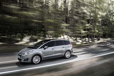 Peugeot - Tra le premiere che vedremo sfilare in terra tedesca un posto da protagonista spetta alla nuova Peugeot 308, rinnovata insieme ai modelli 3008 e 5008. width=
