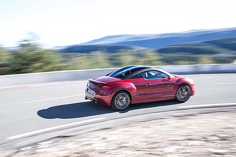 Peugeot - L’equipaggiamento è completato dai proiettori allo Xeno con lavafari e dal sistema multimediale WIP Nav EVO.  width=