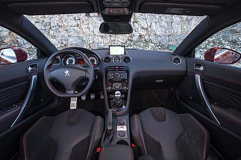 Peugeot - Il temperamento sportivo emerge dai dati riguardanti la velocità massima, che raggiunge 250 km/h (limitati elettronicamente). width=