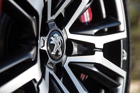 Peugeot - Le prestazioni e l’agilità della RCZ R sono anche frutto di numerose sessioni di set up e di convalida in circuito, effettuati dai collaudatori di Peugeot Sport.  width=