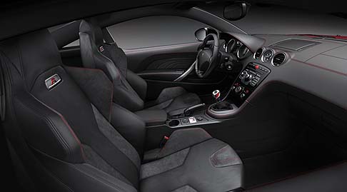 Peugeot - La posizione di guida è ergonomica. Il volante di dimensioni ridotte, la leva del cambio corta, il pomello specifico in alluminio e i nuovi sedili sportivi sviluppati da Peugeot Sport contribuiscono ad esaltare le sensazioni di guida. width=