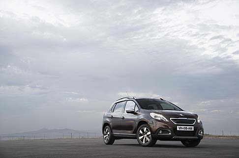 Peugeot - In dettaglio, il nuovo crossover 2008, che sarà prodotto in Europa, in Cina e in America Latina, si caratterizza per le dimensioni compatte, risultando particolarmente agile nel traffico cittadino. width=